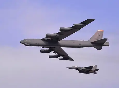 ABD'de B-52 Stratofortress bombardıman uçağı kalkıştan kısa süre sonra düştü