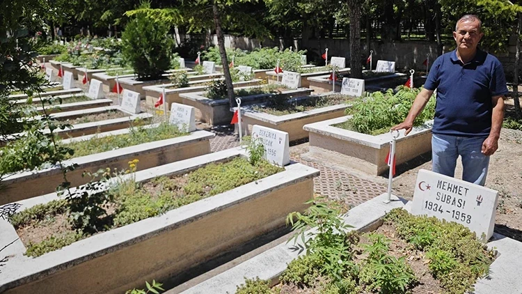 Hikayeleriyle büyüdüğü şehit dayısını 68 yıl sonra mezarında buldu